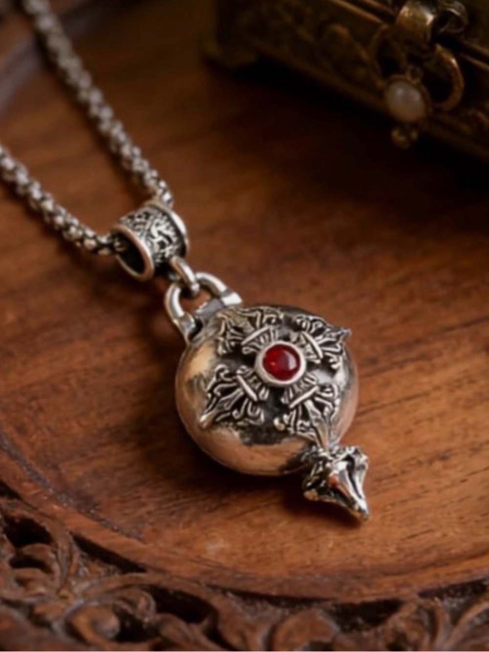 Retro copper perfume bottle box pendant necklace. Inlaid with synthetic zirconia - Picture 3 of 4